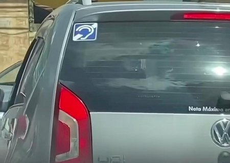 Você sabe o que significa o símbolo azul com uma orelha branca nos carros?