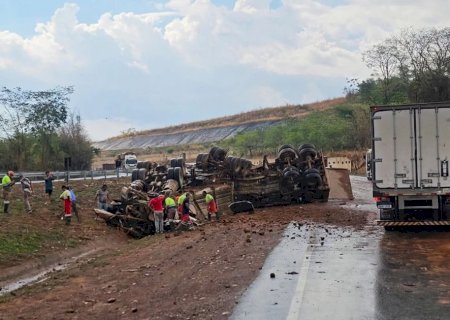 Motorista de Naviraí morre prensado em cabine após carreta tombar.na BR-364, em Jaciara