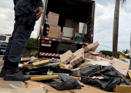 Força Tática de Nova Andradina apreende drogas escondidas em carga de móveis na MS-480