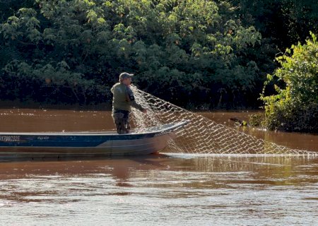 'Operação Bocaiúva' apreende embarcação e flagra pesca irregular, e retira redes no Rio Iguatemi