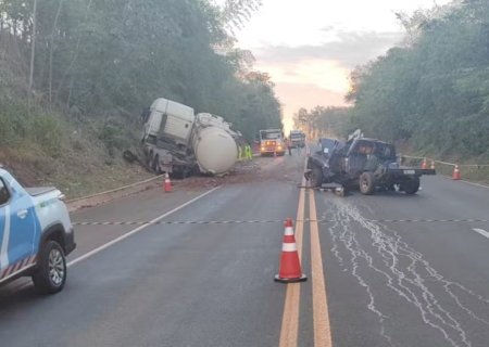 Duas pessoas morreram e uma criança ficou ferida, após colisão entre caminhonete e carreta na BR-158