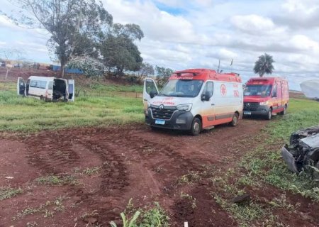 Van com 17 pacientes de hemodiálise bate após veículo invadir pista na BR-060 em MS
