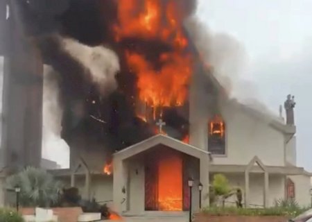 Incêndio atingi Igreja Católica em Santa Catarina, chamas saem pela janela e assistam moradores, polícia investiga o caso