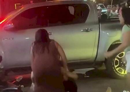 Adolescente vai até carro do pai, pega arma e atira em várias pessoas em carreata política, em Bonito
